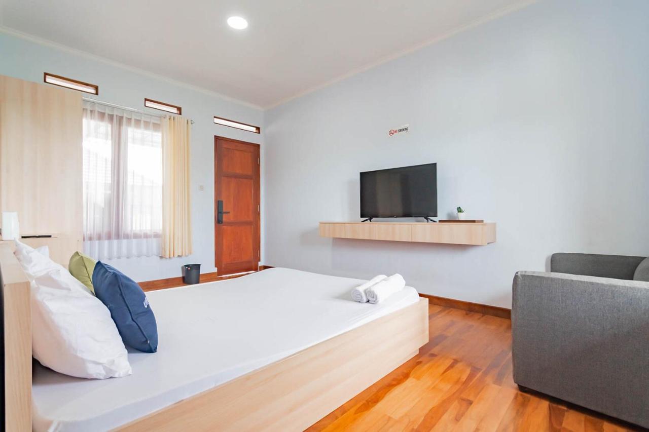 Urbanview Hotel One Family Maribaya By Reddoorz 렘뱅 외부 사진