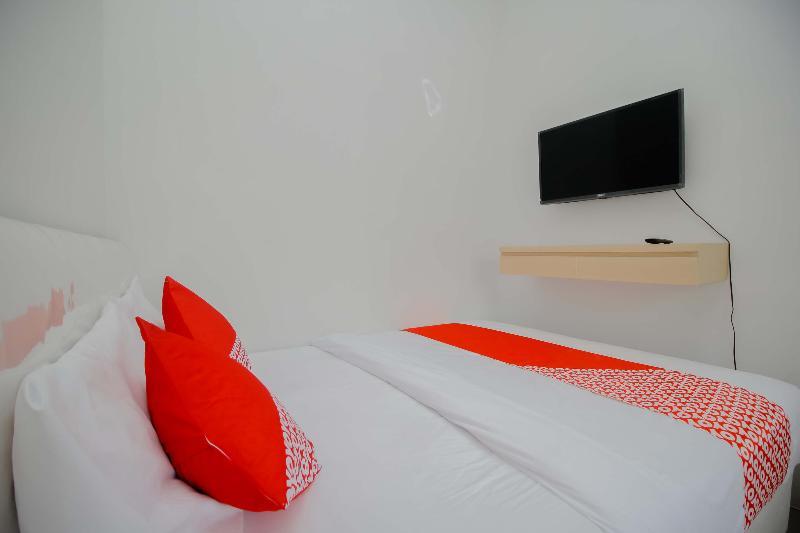 Urbanview Hotel One Family Maribaya By Reddoorz 렘뱅 외부 사진