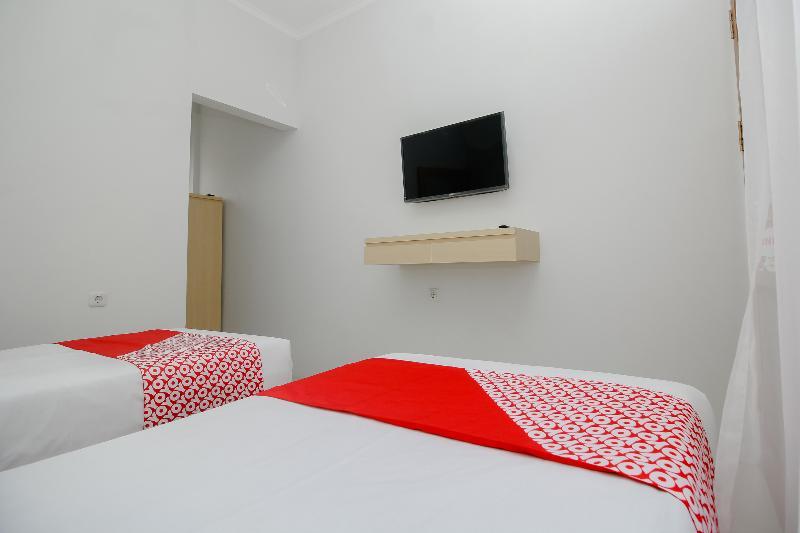 Urbanview Hotel One Family Maribaya By Reddoorz 렘뱅 외부 사진